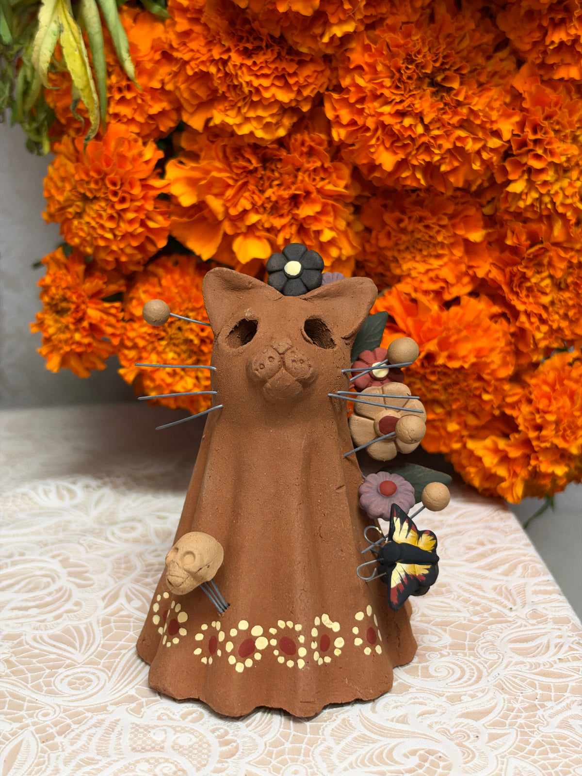Gatito Entre Flores y Calaveras