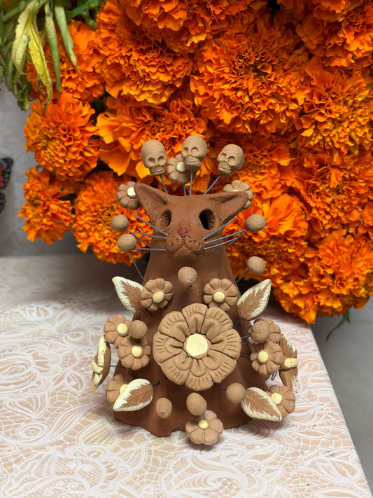 Gatito Entre Flores y Calaveras