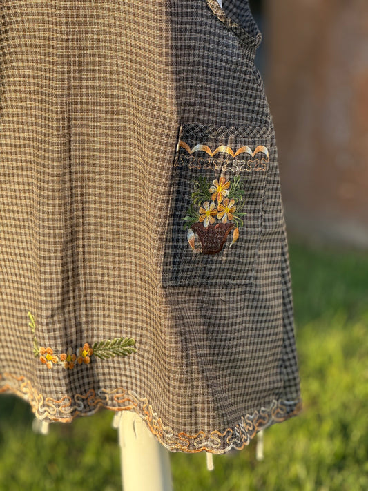 Brown basket floral apron/mandil XL