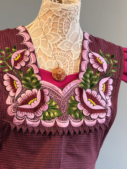 "Laura" Plum Floral Apron/Mandil (34) Small