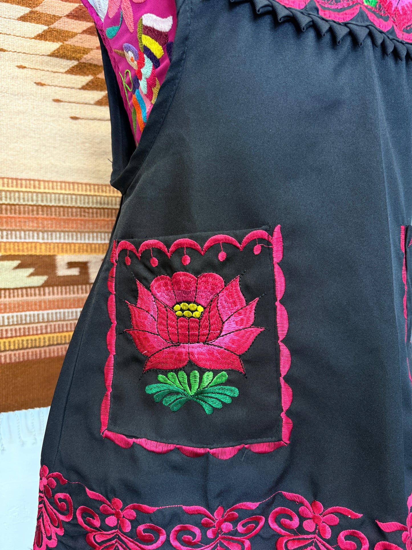 "Reina" Black and Pink Apron/Mandil (32) Small