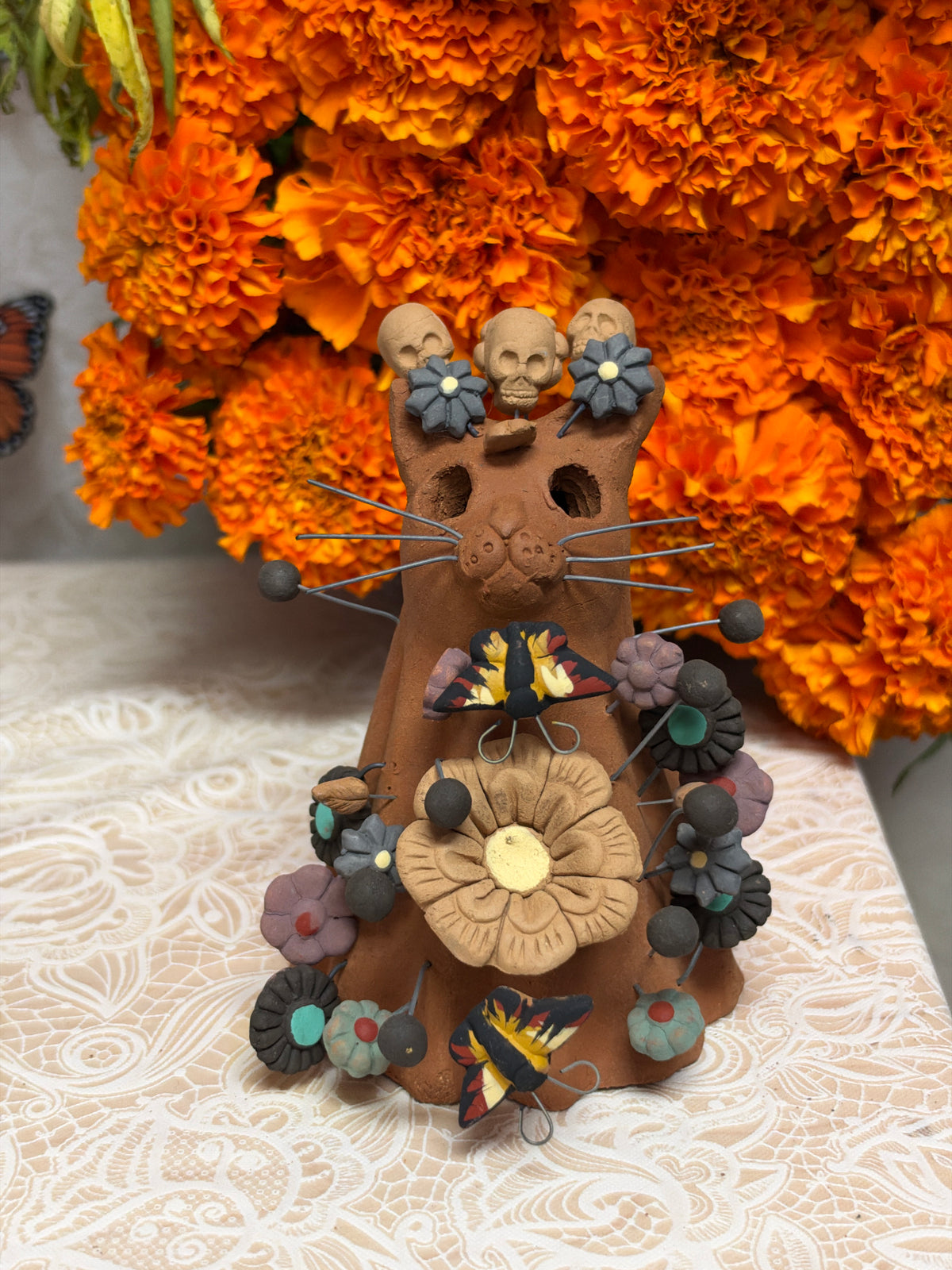 Gatito Entre Flores y Calaveras