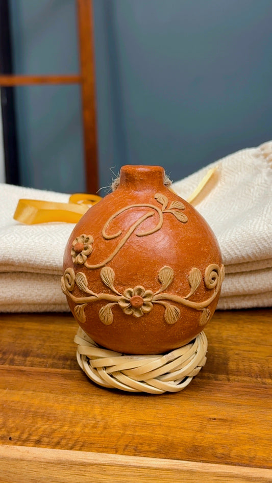 Esfera Roja con Mono/ Christmas ornament with bow Letters A-S