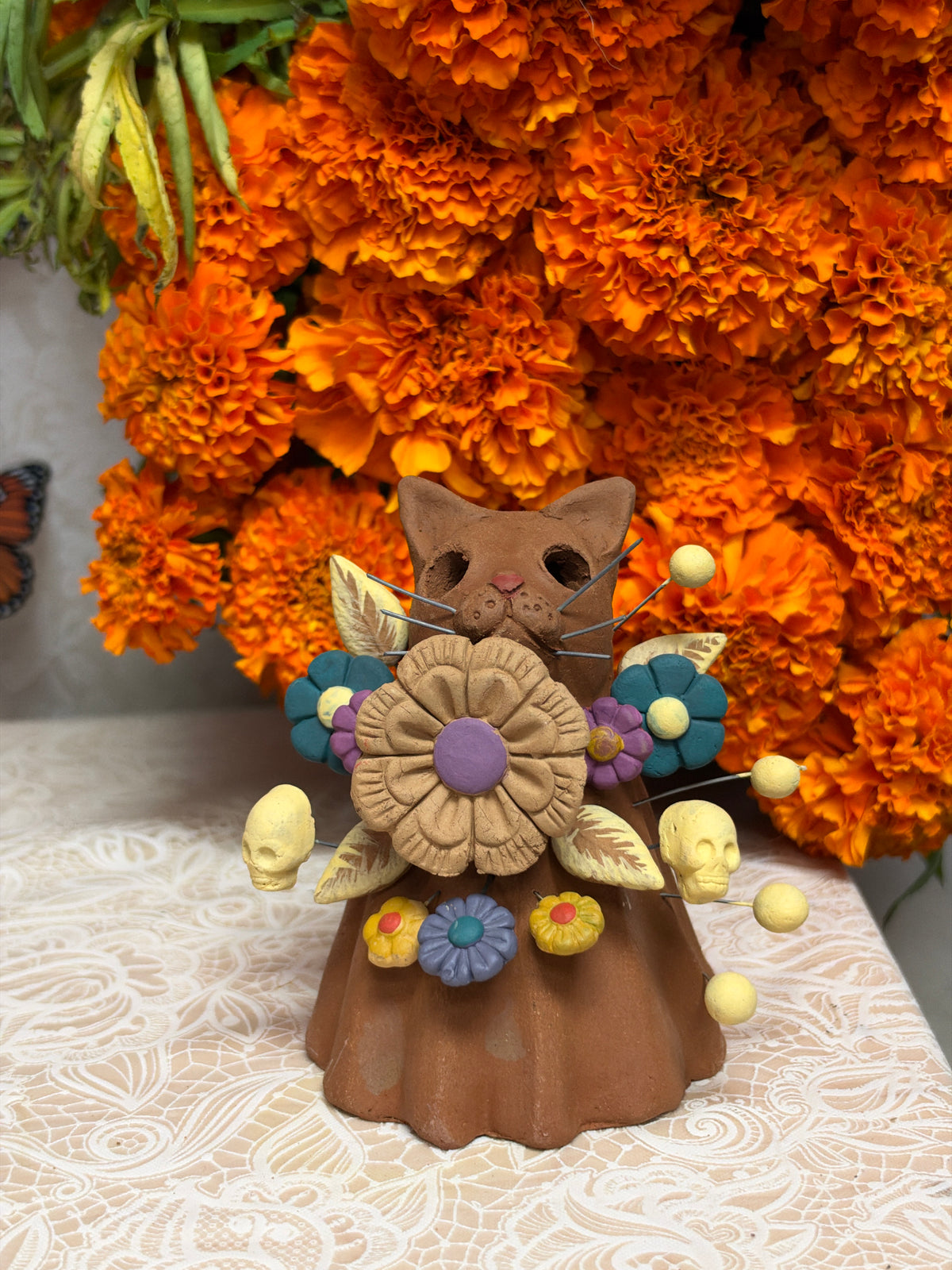 Gatito Entre Flores y Calaveras