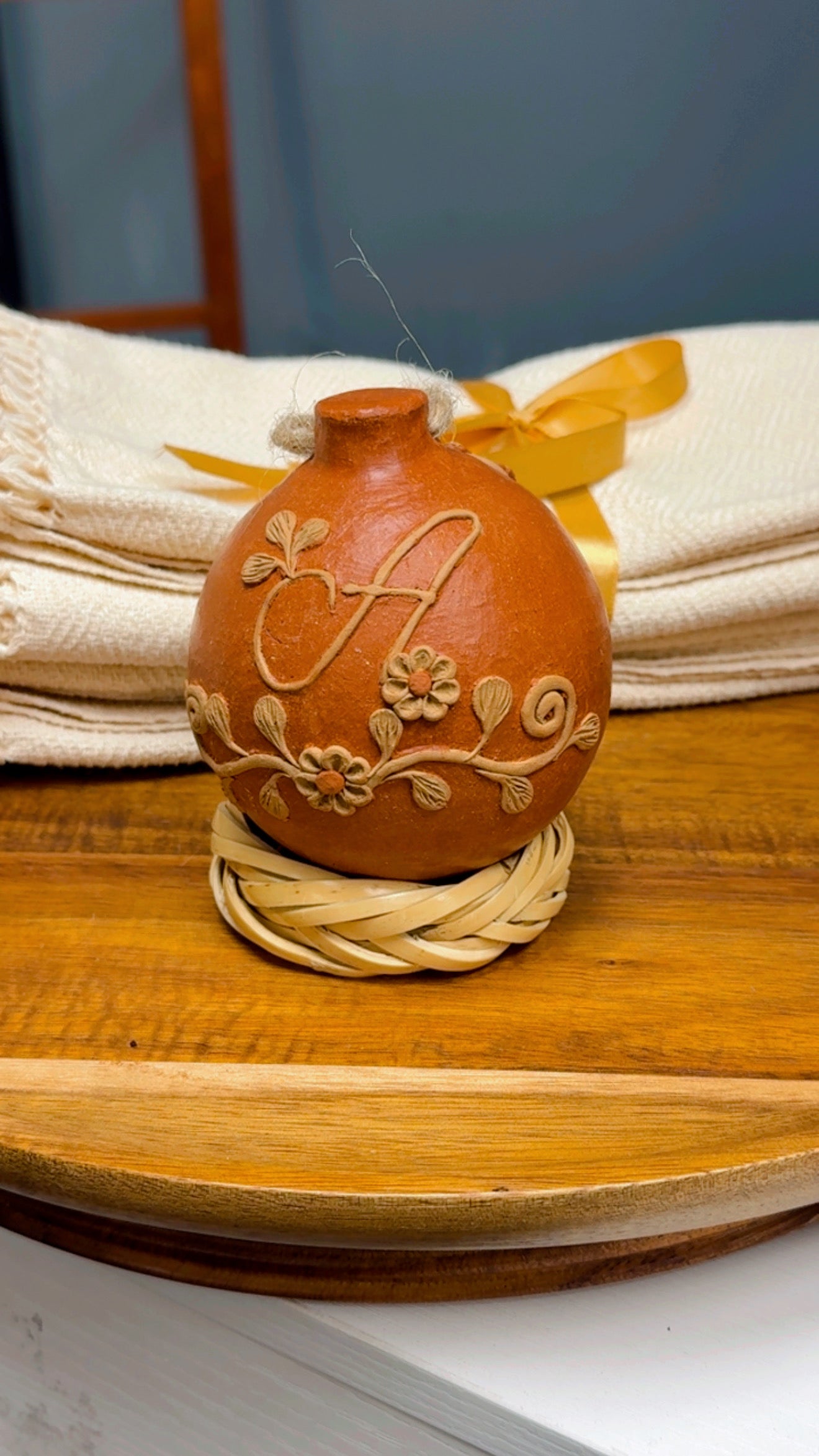 Esfera Roja con Mono/ Christmas ornament with bow Letters A-S