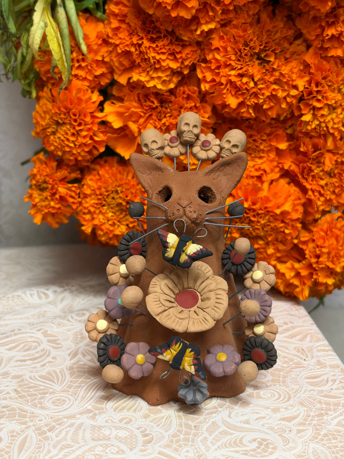 Gatito Entre Flores y Calaveras