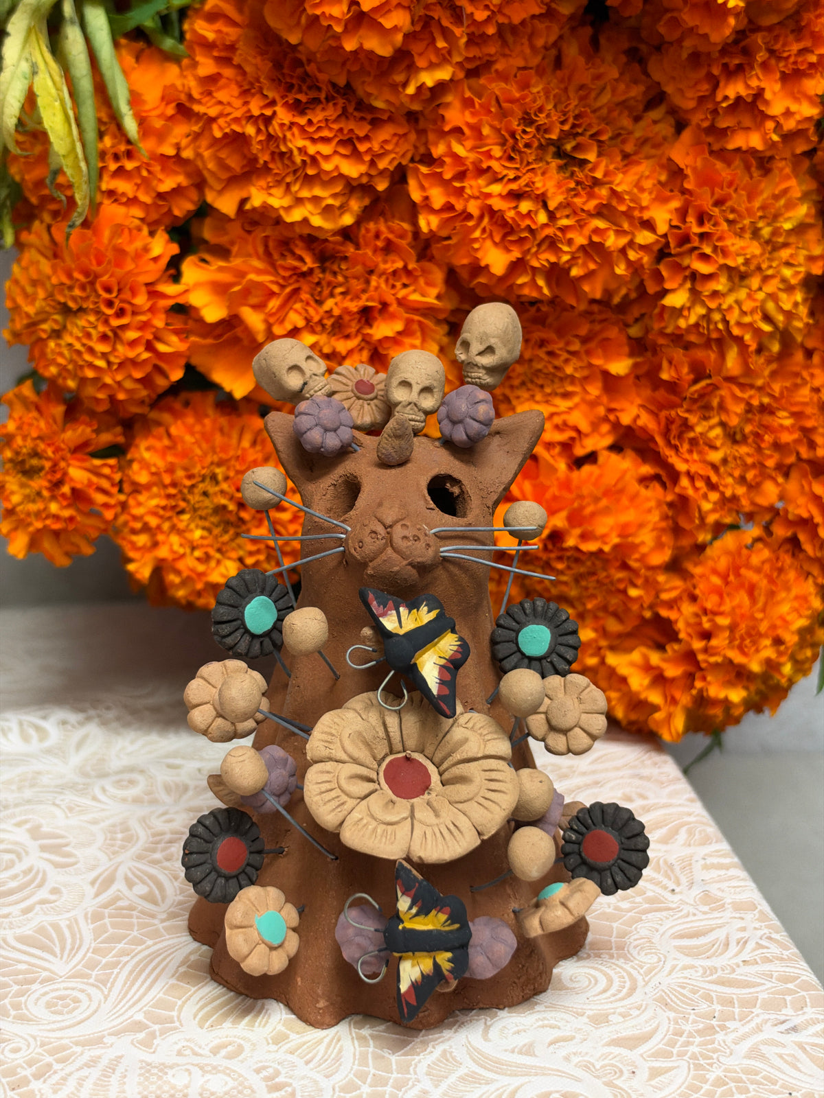 Gatito Entre Flores y Calaveras