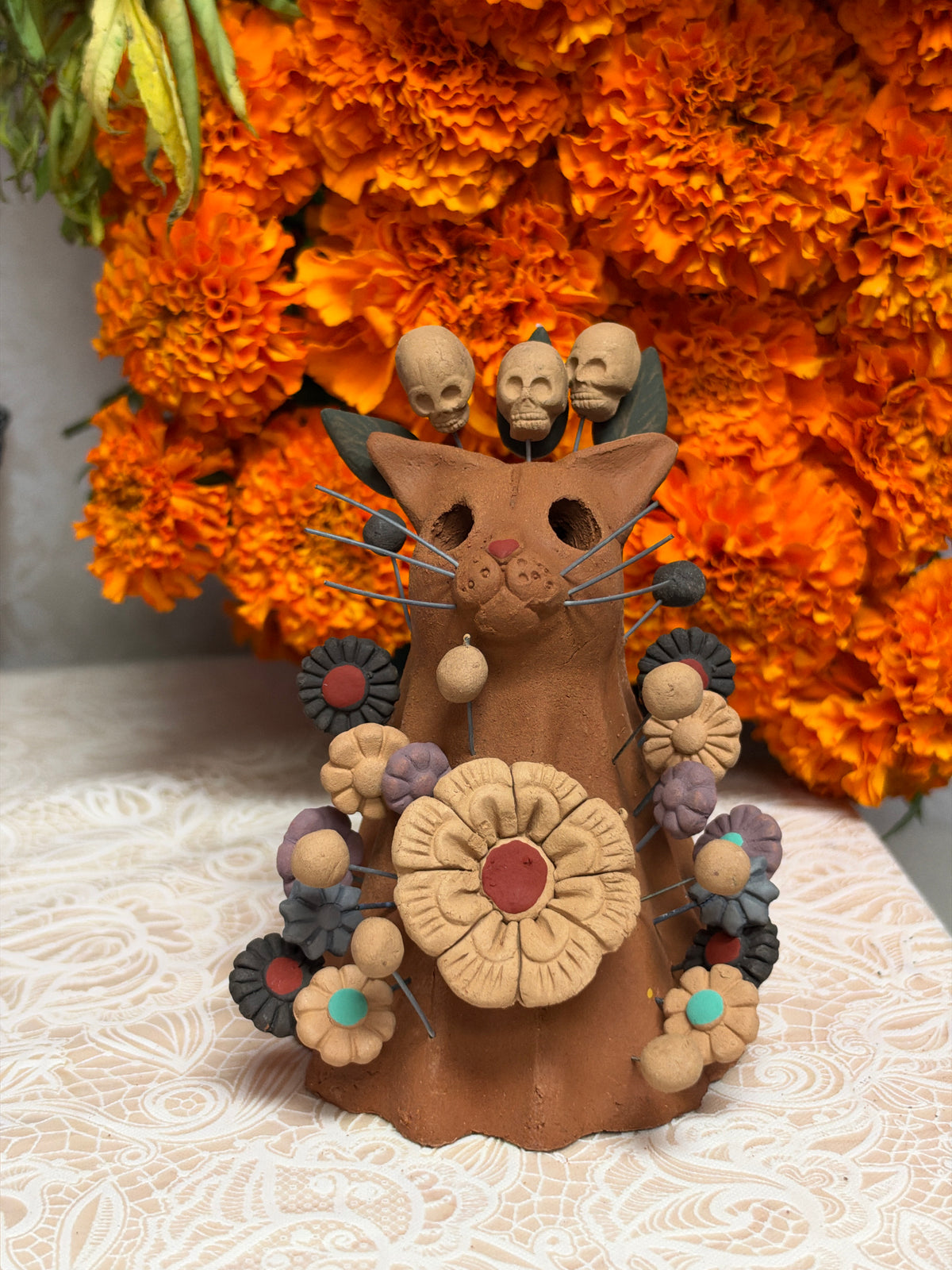 Gatito Entre Flores y Calaveras