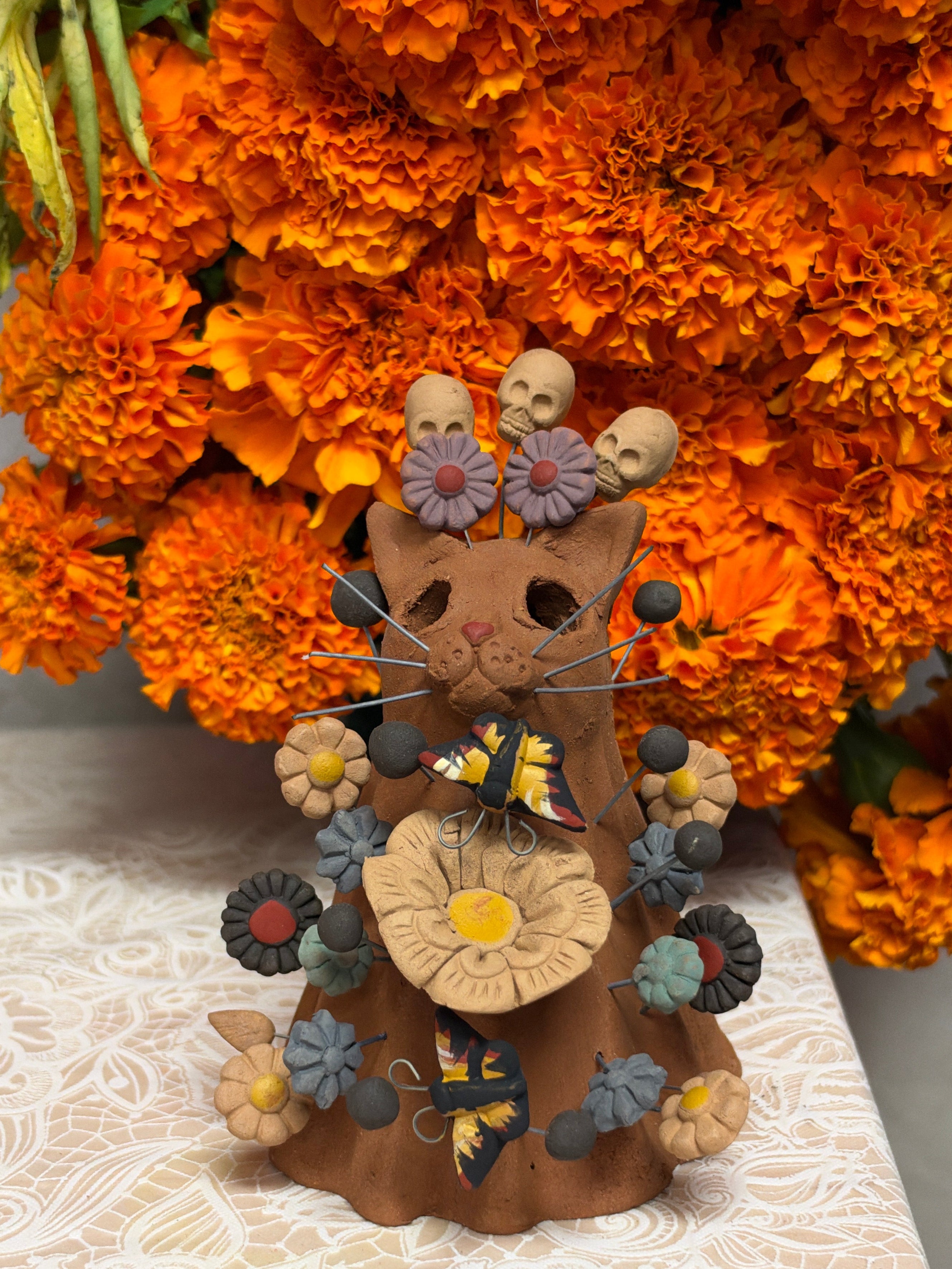 Gatito Entre Flores y Calaveras