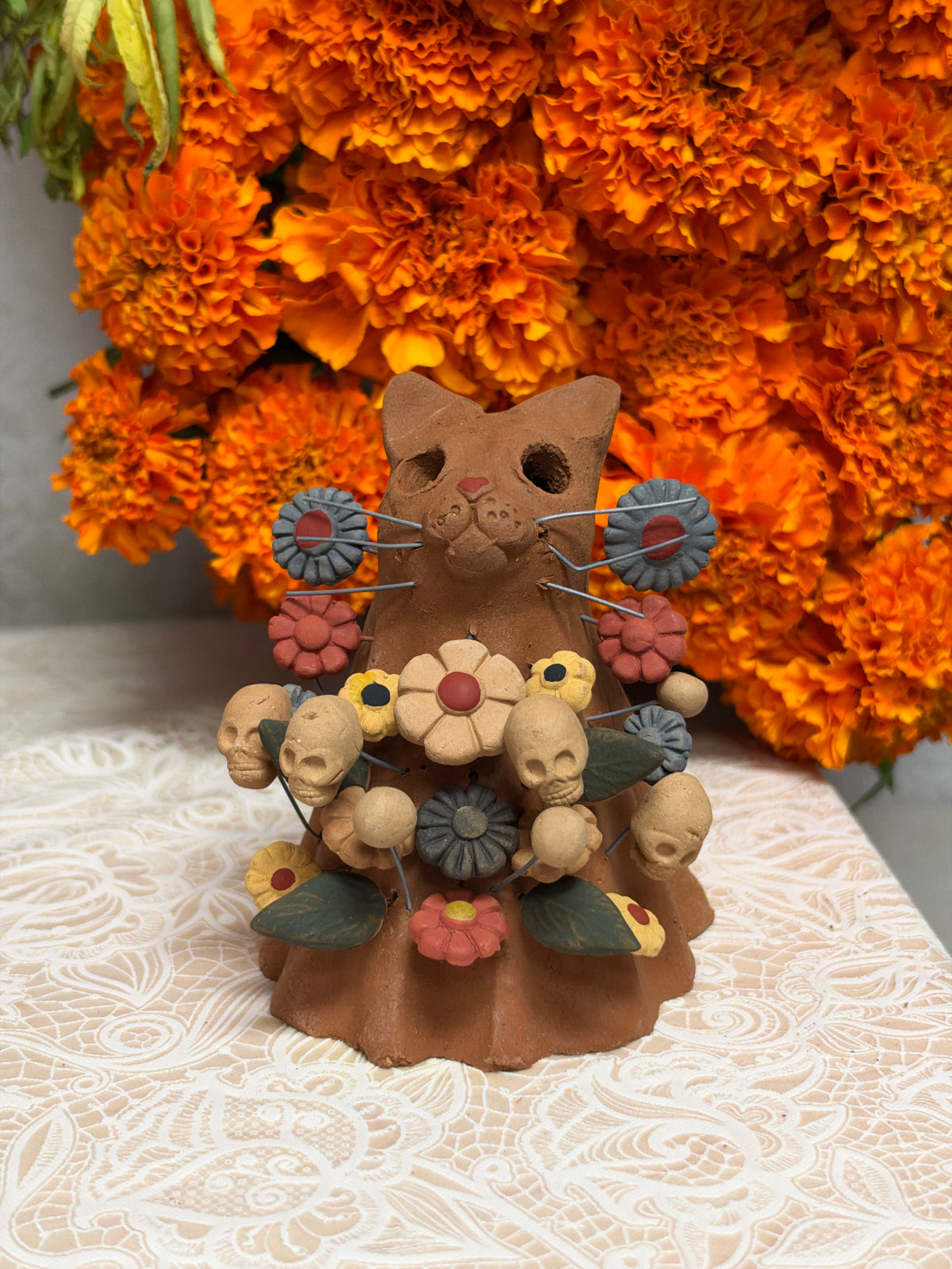 Gatito Entre Flores y Calaveras