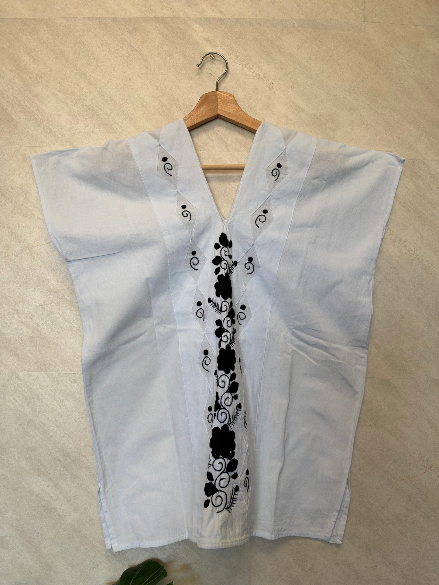 Blusa Betaza Blanco c/Bordado Negro M/L