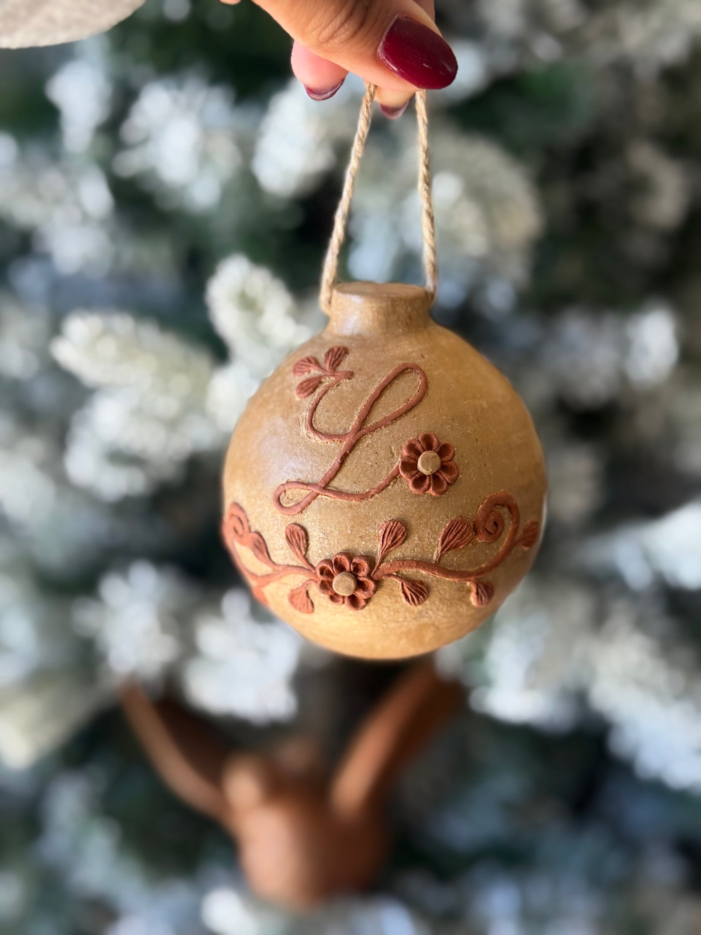 Esfera natural con Monio/ Christmas Bow Ornament letters "A-S"