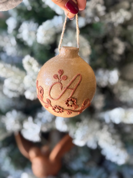 Esfera natural con Monio/ Christmas Bow Ornament letters "A-S"