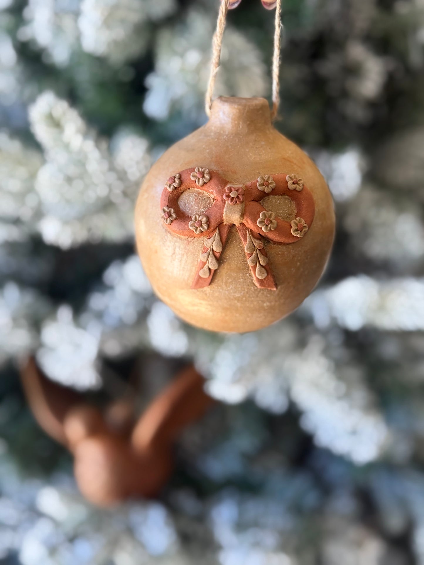 Esfera natural con Monio/ Christmas Bow Ornament letters "A-S"