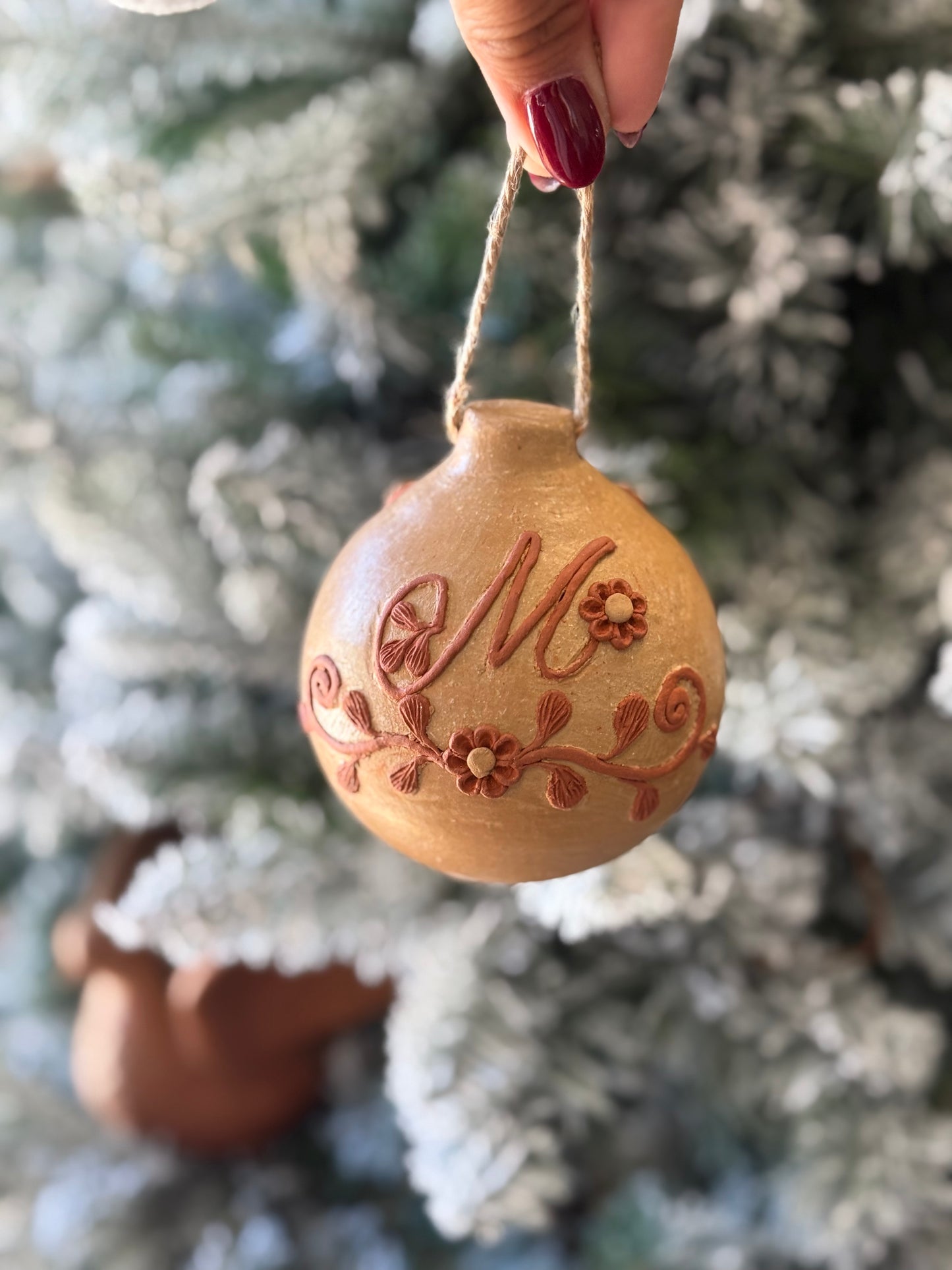 Esfera natural con Monio/ Christmas Bow Ornament letters "A-S"
