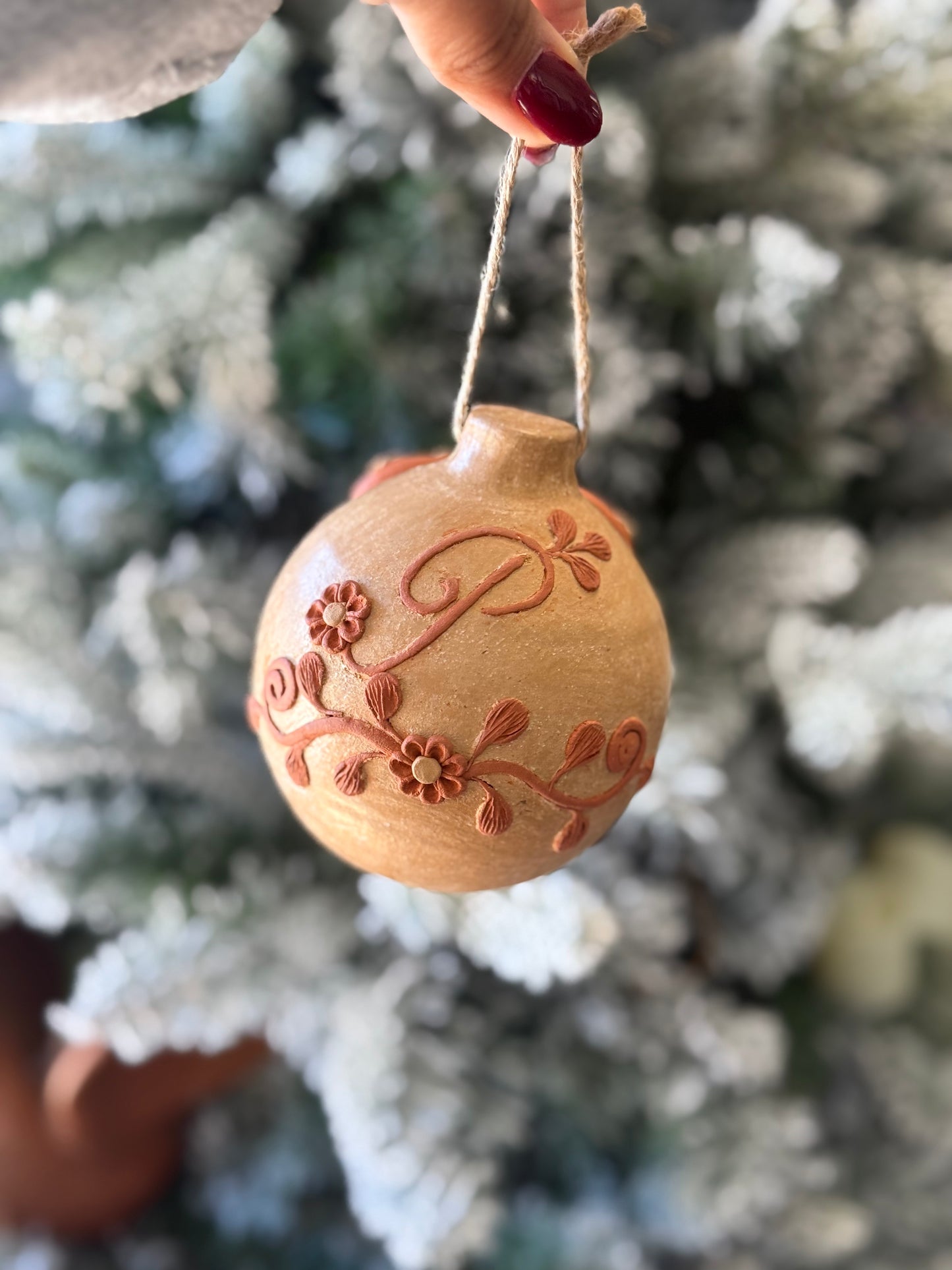 Esfera natural con Monio/ Christmas Bow Ornament letters "A-S"