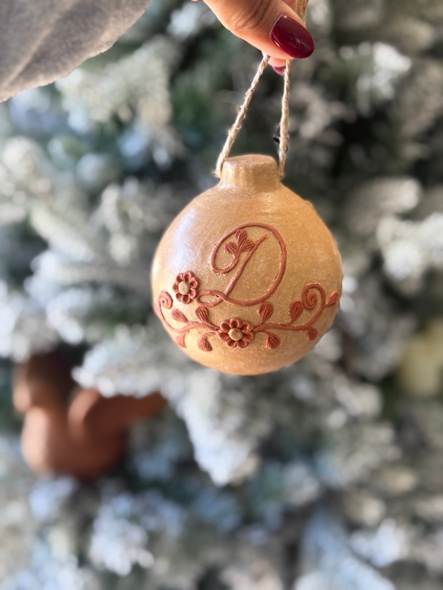 Esfera natural con Monio/ Christmas Bow Ornament letters "A-S"