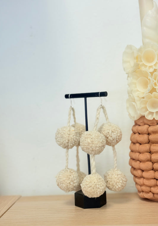 Natural wool earrings/ aretes de lana