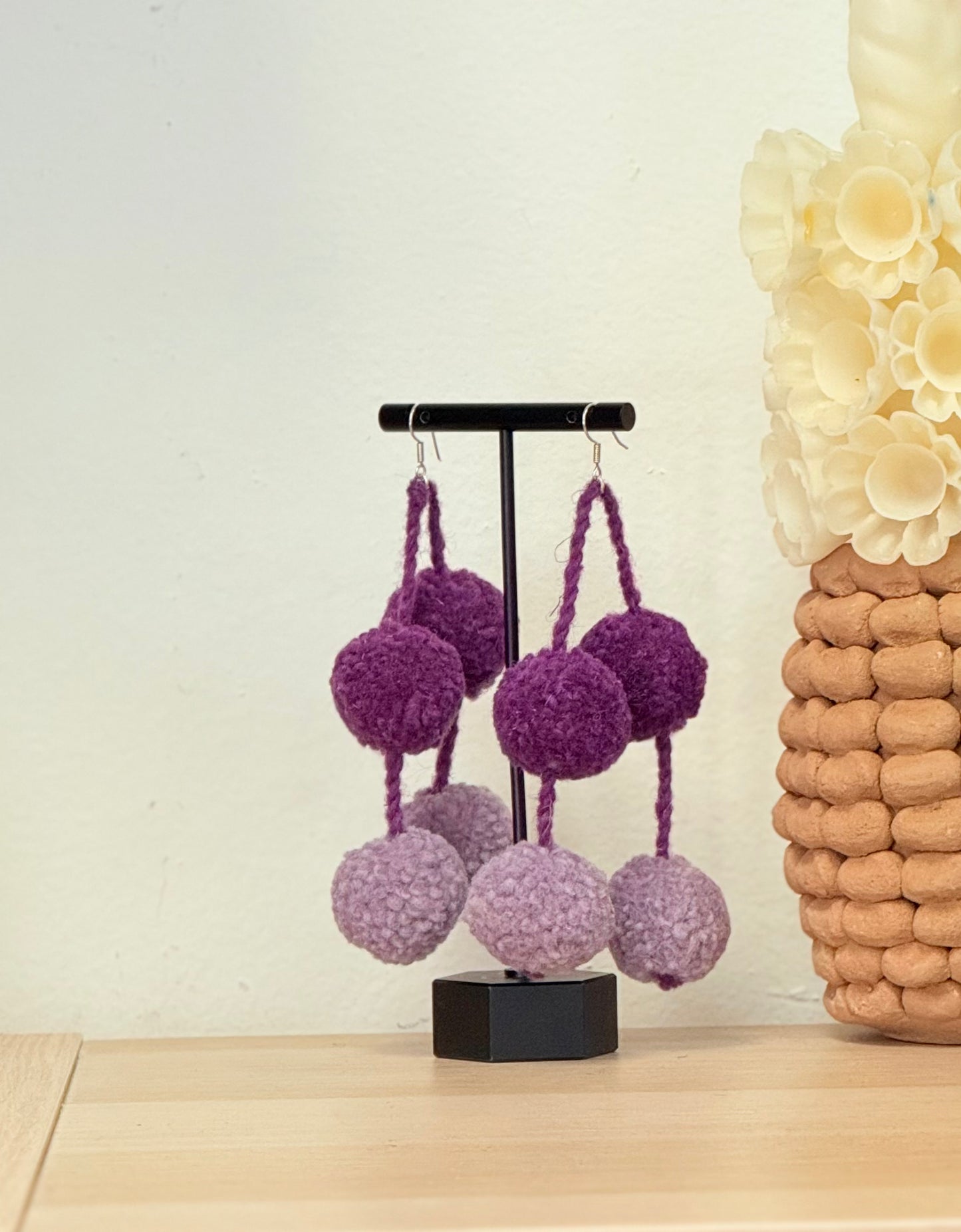 Puple wool earrings/ aretes de lana