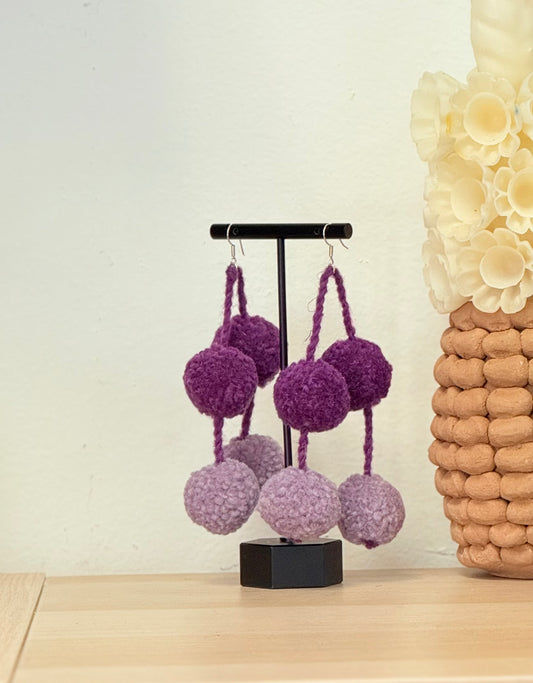 Puple wool earrings/ aretes de lana