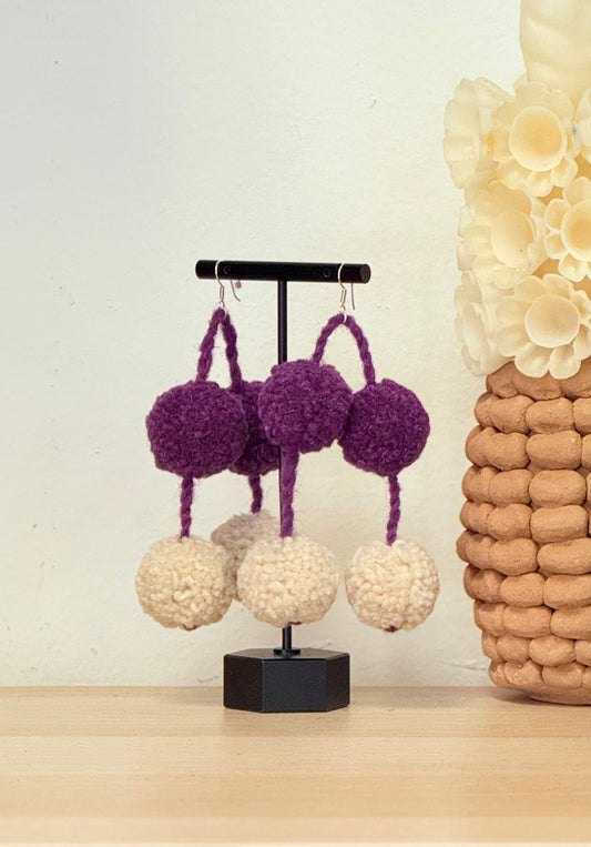 Purple wool earrings / aretes de lana