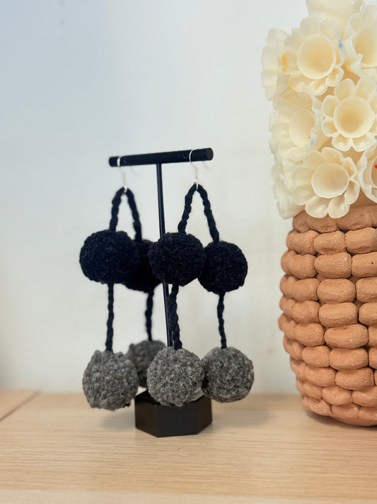 Black and gray wool earrings/aretes de lana
