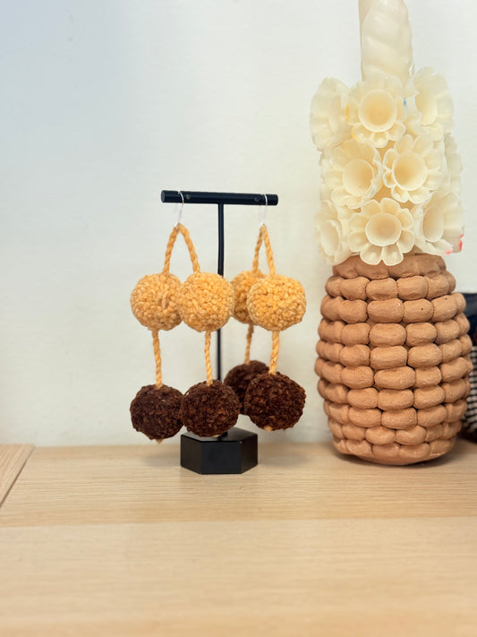 Brown wool Earrings/aretes de lana