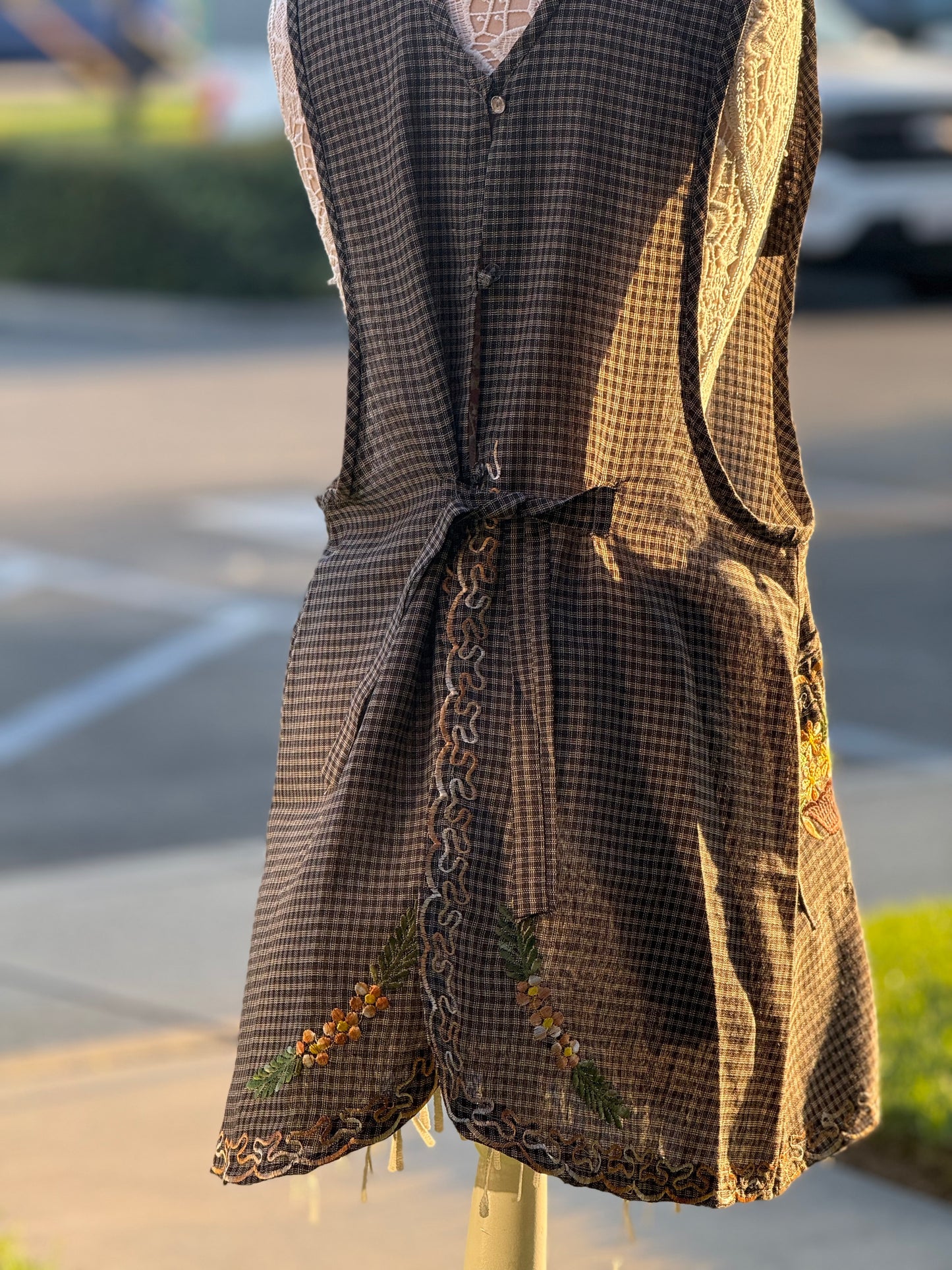 Brown basket floral apron/mandil XL