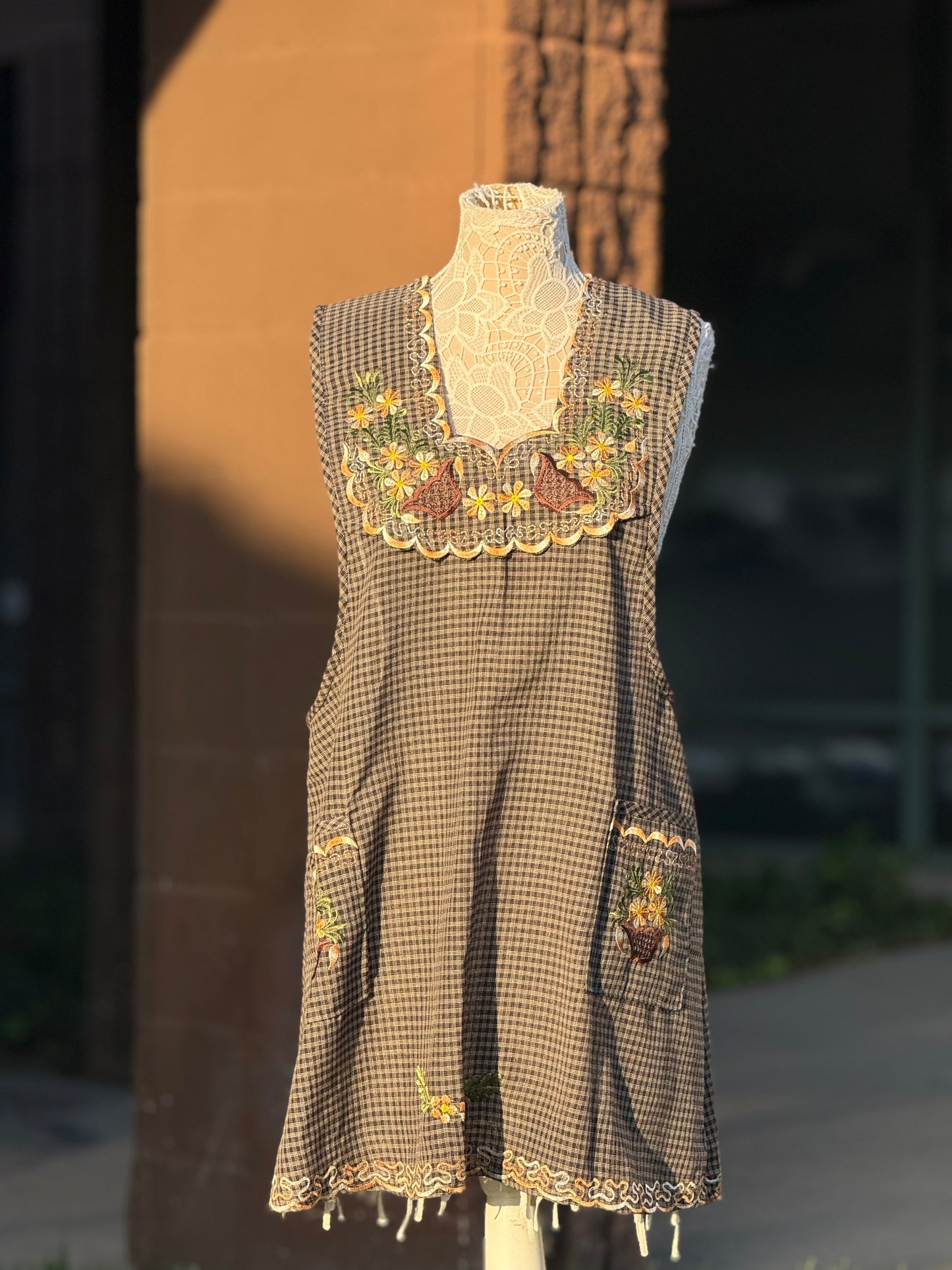 Brown basket floral apron/mandil XL