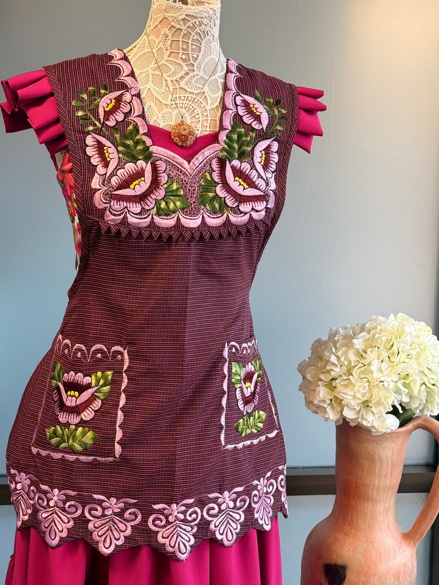 "Laura" Plum Floral Apron/Mandil (34) Small