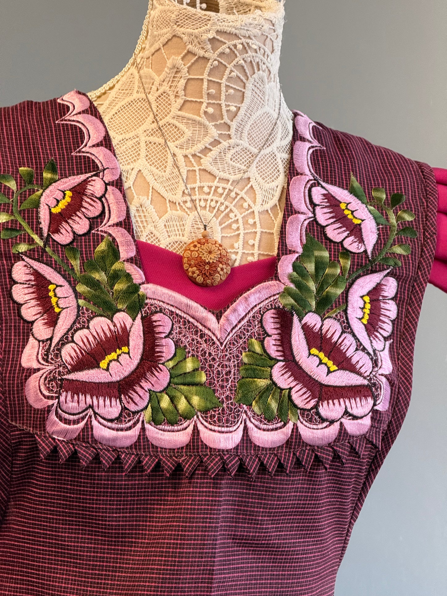 "Laura" Plum Floral Apron/Mandil (34) Small
