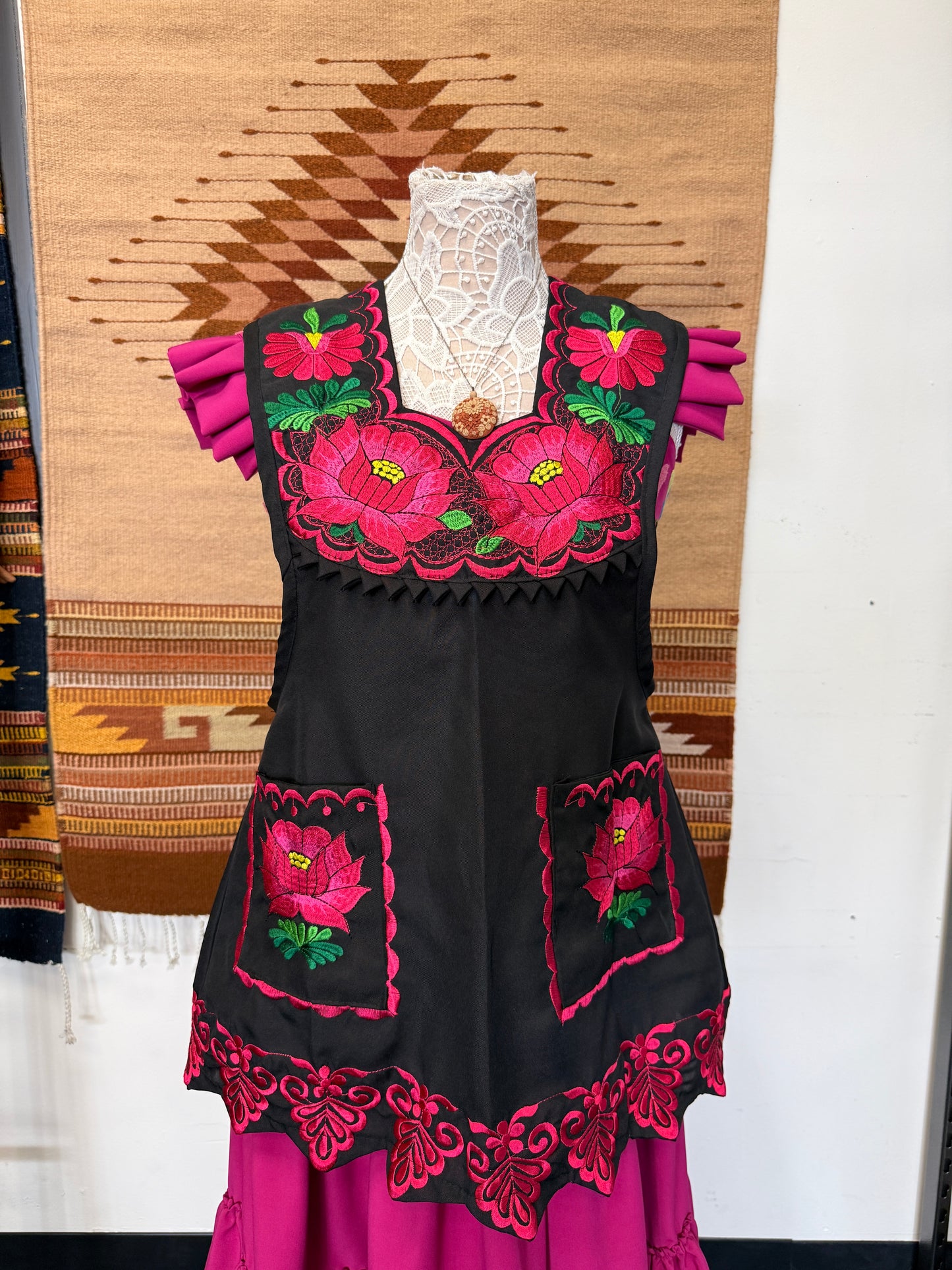 "Reina" Black and Pink Apron/Mandil (32) Small
