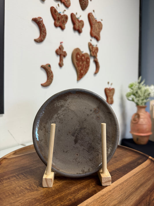 Round glazed plate