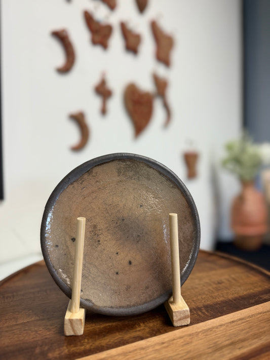 Round glazed plate